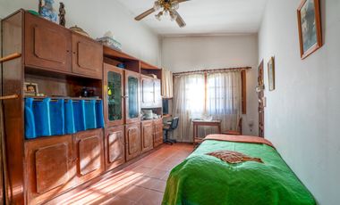 Casa estilo chalet con amplio lote  en Hurlingham