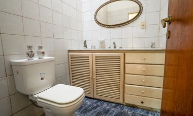 Casa estilo chalet con amplio lote  en Hurlingham