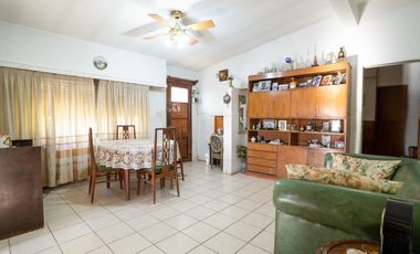 Casa estilo chalet con amplio lote  en Hurlingham