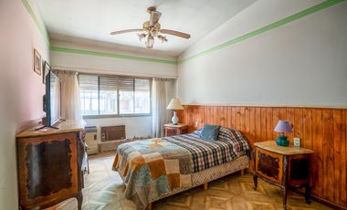 Casa estilo chalet con amplio lote  en Hurlingham