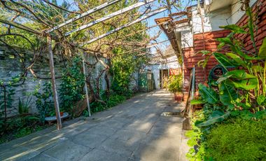 Casa estilo chalet con amplio lote  en Hurlingham