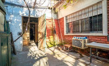 Casa estilo chalet con amplio lote  en Hurlingham