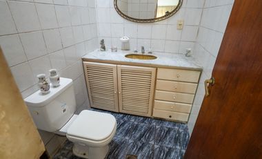 Casa estilo chalet con amplio lote  en Hurlingham