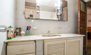 Casa estilo chalet con amplio lote  en Hurlingham