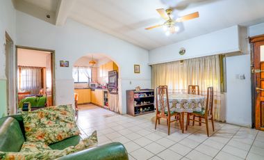 Casa estilo chalet con amplio lote  en Hurlingham