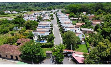 CASA EN SOPETRAN EN UNIDAD CERRADA