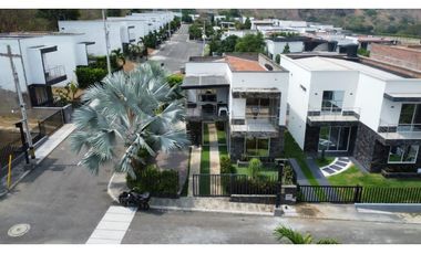 CASA EN SOPETRAN EN UNIDAD CERRADA