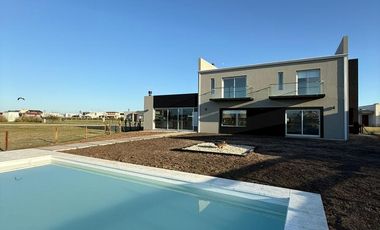 Casa 5 ambientes con piscina en venta - Sebastiano Gaboto