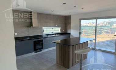 Casa 5 ambientes con piscina en venta - Sebastiano Gaboto