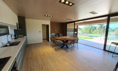 Casa en  venta a metros del Lago