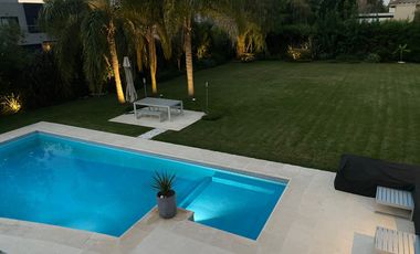 Hermosa propiedad en venta en Barrio Privado Santa Ana