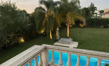 Hermosa propiedad en venta en Barrio Privado Santa Ana