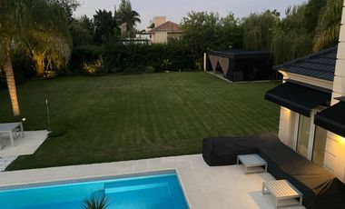 Hermosa propiedad en venta en Barrio Privado Santa Ana