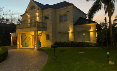 Hermosa propiedad en venta en Barrio Privado Santa Ana