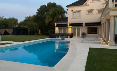 Hermosa propiedad en venta en Barrio Privado Santa Ana