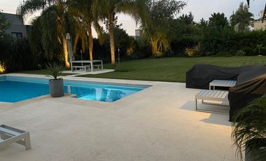 Hermosa propiedad en venta en Barrio Privado Santa Ana