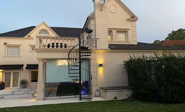 Hermosa propiedad en venta en Barrio Privado Santa Ana