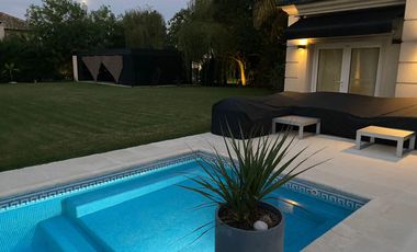 Hermosa propiedad en venta en Barrio Privado Santa Ana