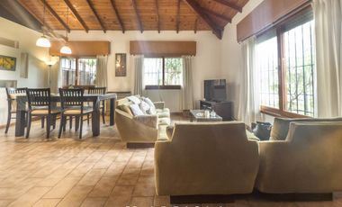 Casa de 4 ambientes con patio y jardín perimetral