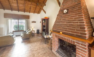 Casa de 4 ambientes con patio y jardín perimetral
