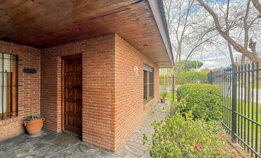 Casa de 4 ambientes con patio y jardín perimetral