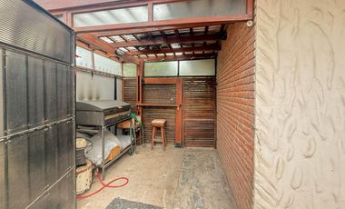 Casa de 4 ambientes con patio y jardín perimetral