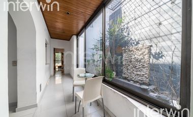 Casa - 6 ambientes - 2 Plantas - Cochera - Parque Chacabuco - VENTA