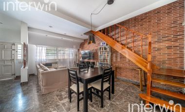 Casa - 6 ambientes - 2 Plantas - Cochera - Parque Chacabuco - VENTA