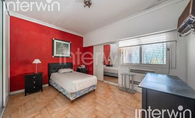 Casa - 6 ambientes - 2 Plantas - Cochera - Parque Chacabuco - VENTA