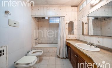 Casa - 6 ambientes - 2 Plantas - Cochera - Parque Chacabuco - VENTA