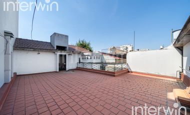 Casa - 6 ambientes - 2 Plantas - Cochera - Parque Chacabuco - VENTA