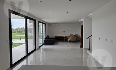 Casa en venta con renta - Barrio La Providencia, Canning
