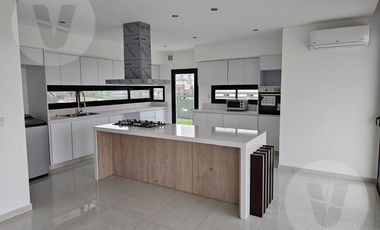 Casa en venta con renta - Barrio La Providencia, Canning