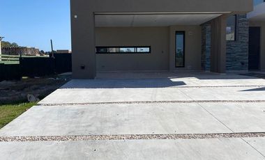 Casa en venta con renta - Barrio La Providencia, Canning