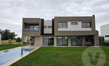 Casa en venta con renta - Barrio La Providencia, Canning