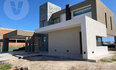 Casa en venta con renta - Barrio La Providencia, Canning