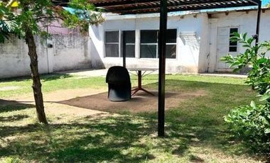 Casa en venta - 4 Dormitorios 2 Baños - Cochera - 400Mts2 - Merlo