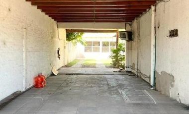 Casa en venta - 4 Dormitorios 2 Baños - Cochera - 400Mts2 - Merlo