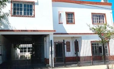 Casa en venta - 4 Dormitorios 2 Baños - Cochera - 400Mts2 - Merlo