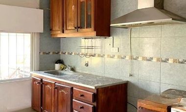 Casa en venta - 4 Dormitorios 2 Baños - Cochera - 400Mts2 - Merlo