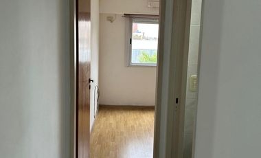 Departamento 2 ambientes con cochera a solo edia cuadrta de Av. Yrigoyen Banfield Oeste