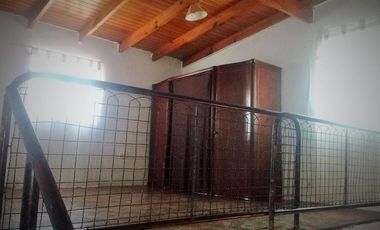 Casa en venta - 4 Dormitorios 2 Baños - Cochera - 240Mts2 - Valentín Alsina, Lanús