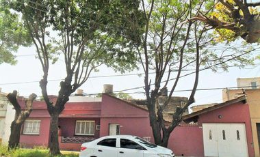 Casa en venta - 4 Dormitorios 2 Baños - Cochera - 240Mts2 - Valentín Alsina, Lanús