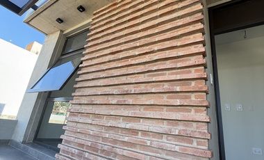 LA CALANDRIA - DUPLEX A ESTRENAR - FRENTE A PLAZA!