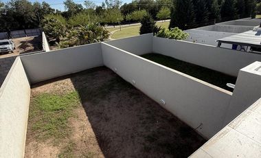 LA CALANDRIA - DUPLEX A ESTRENAR - FRENTE A PLAZA!