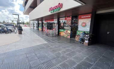 Local en  complejo Via Vento Canning