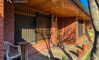 Casa en  Pacheco con gran lote!