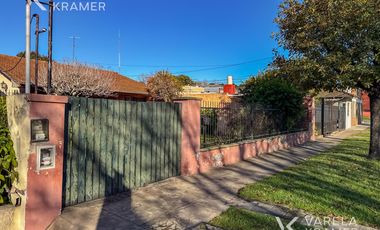 Casa en  Pacheco con gran lote!