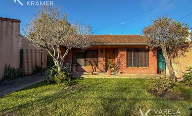 Casa en  Pacheco con gran lote!