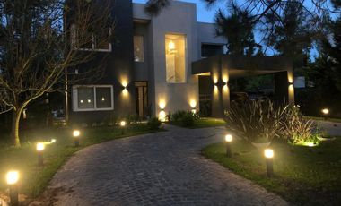 Casa en venta - 4 Dormitorios 3 Baños - Cochera - 1.320Mts2 - La Plata